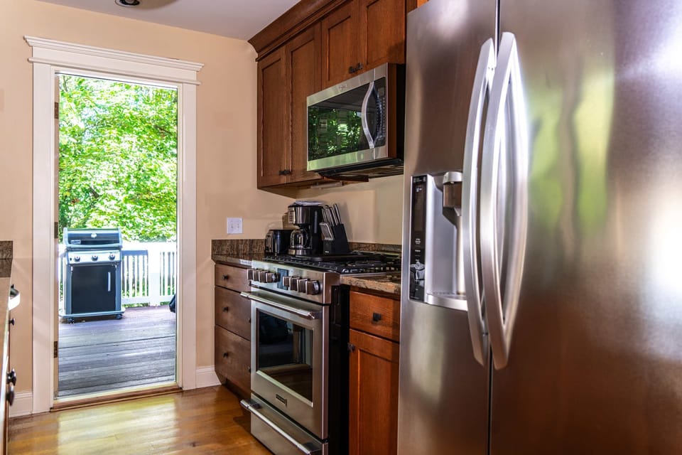 House, Multiple Beds, Patio, Garden View (House of Putt & Plaid) | Private kitchen | Fridge, microwave, oven, stovetop