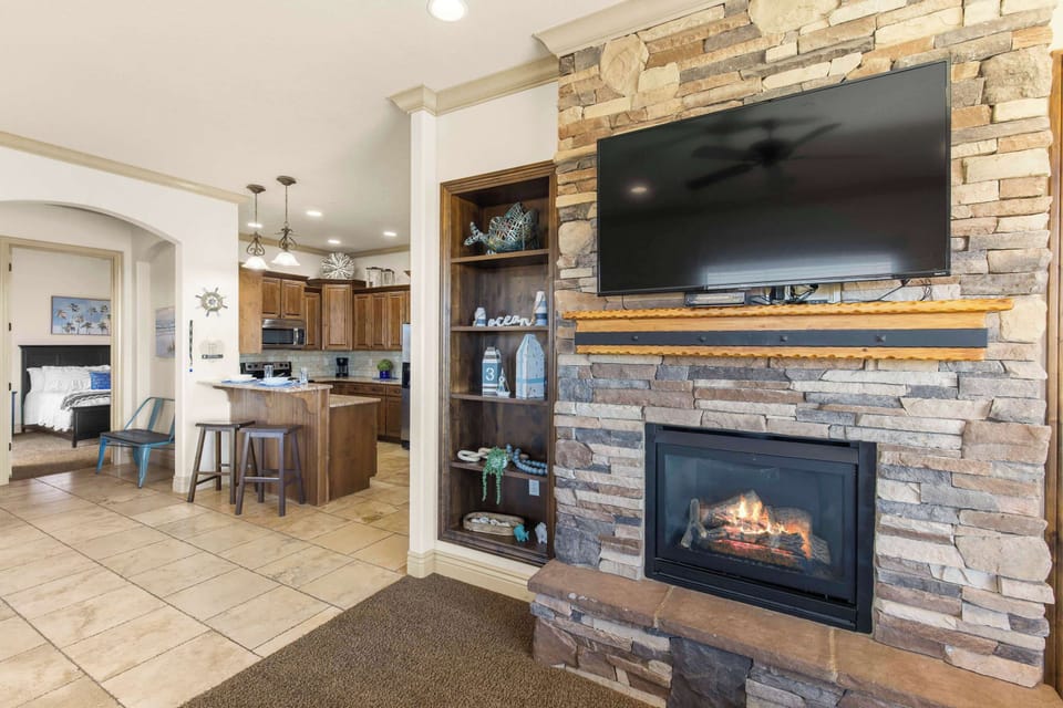 Condo, Multiple Beds, Balcony, Mountain View (Desert Ocean Vibes) | Interior