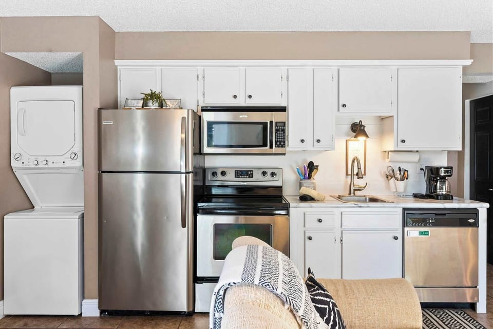 Condo, 1 Queen Bed with Sofa bed, Patio, Garden View (Branson Vacation Station) | Private kitchen | Coffee/tea maker