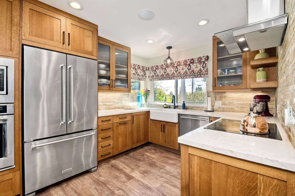 House, Multiple Beds, Garden View (Cozy Contemporary) | Private kitchen | Fridge, microwave
