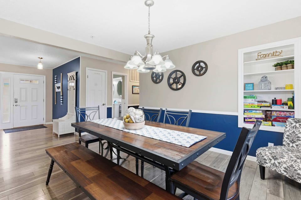 House, Multiple Beds, Hot Tub, Garden View (Branson Downtown Beauty) | Dining