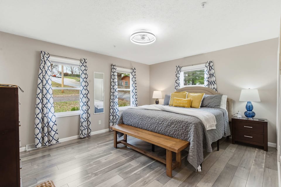 Branson Downtown Beauty - 4 BDR Home Sleeps 15 House in Hollister