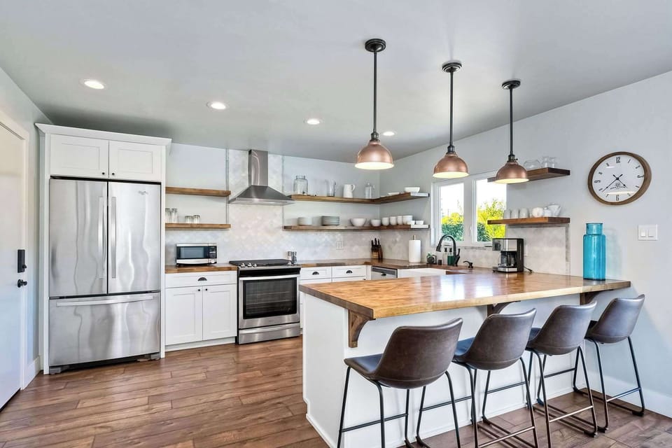 House, Multiple Beds, Pool Access, Pool View (Poolside Oasis) | Private kitchen | Coffee/tea maker, fridge, microwave, oven
