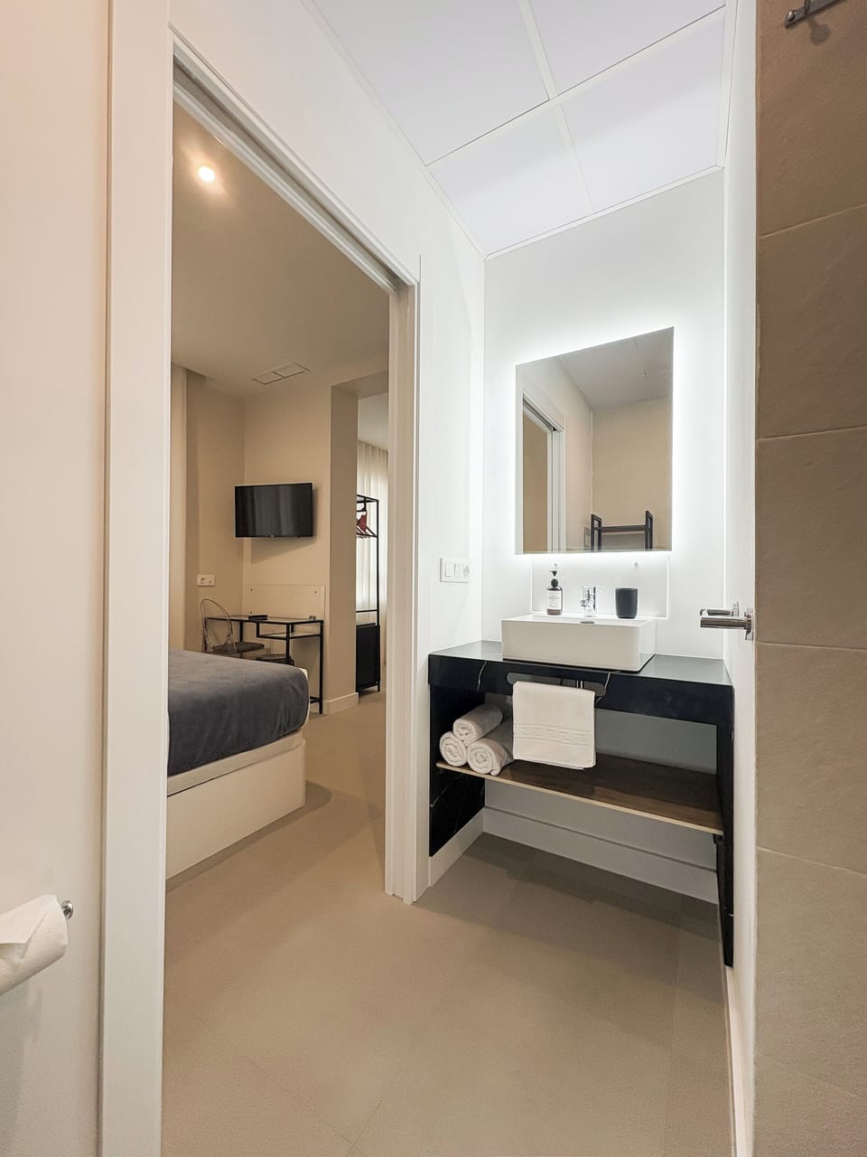 Superior Double Room | Bathroom | Shower, rainfall showerhead, free toiletries, hair dryer