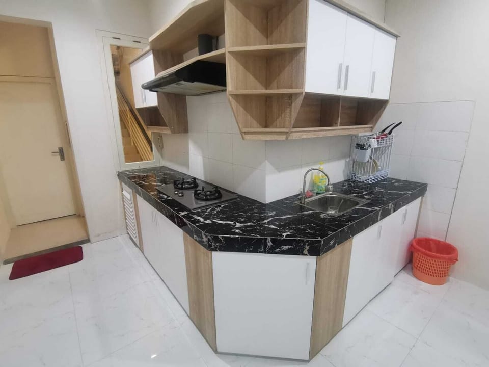 Fridge, stovetop, dishwasher, toaster