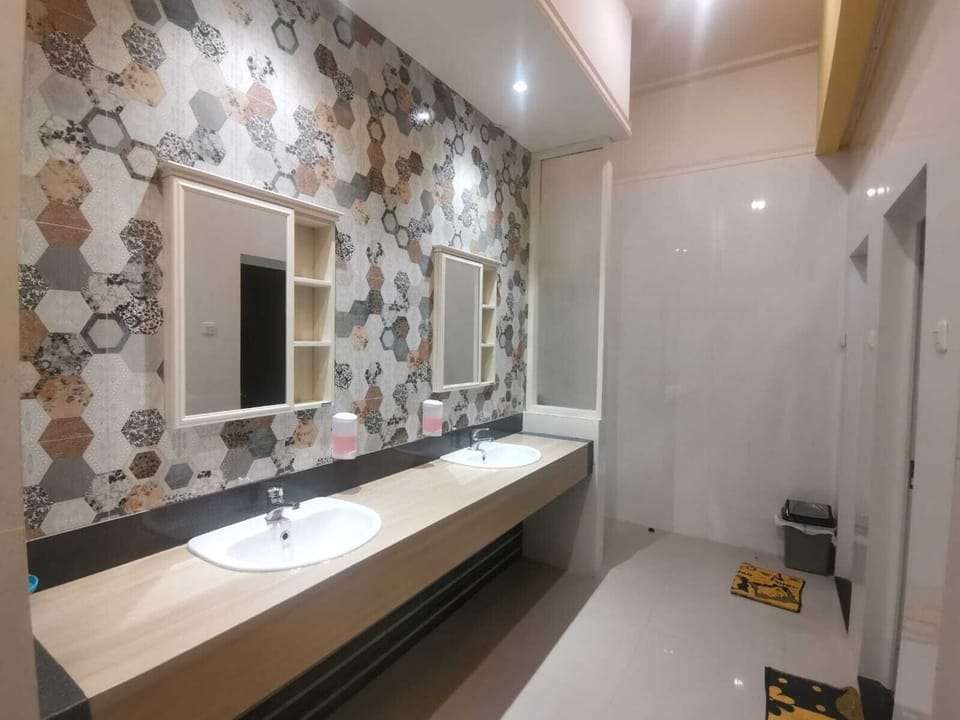 Standard Cabin, 1 Bedroom, Non Smoking | Bathroom | Shower, rainfall showerhead, slippers, soap