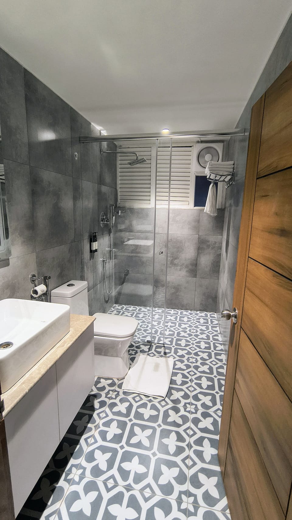 RAINDROP | Bathroom | Shower, free toiletries, hair dryer, bathrobes