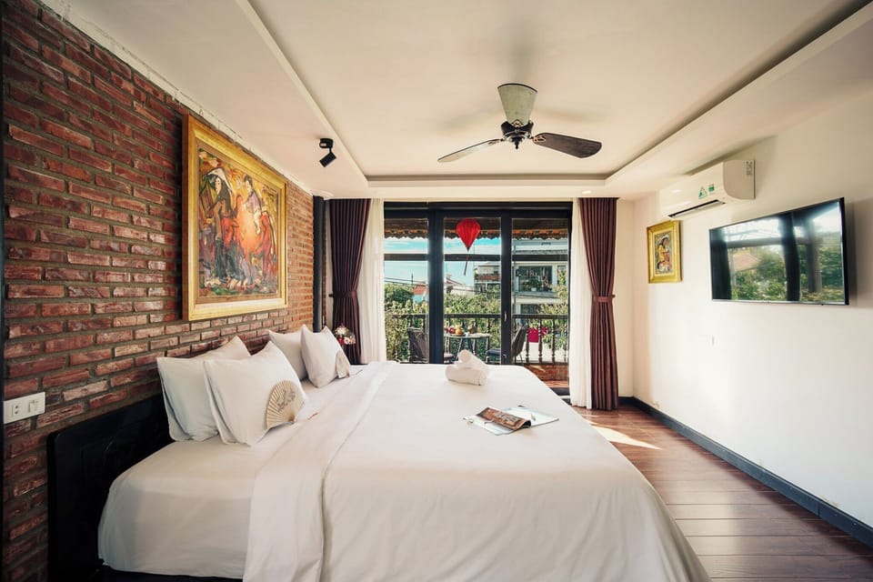 Premier Room, 1 King Bed, Balcony, City View | Premium bedding, pillowtop beds, minibar, desk