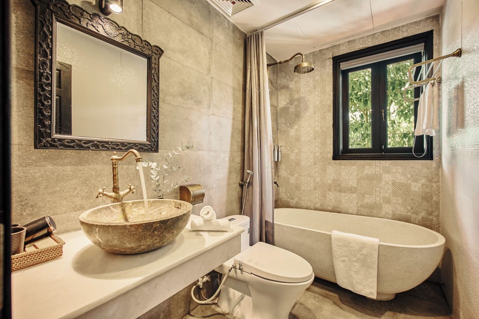 Premier Room, 1 King Bed, Balcony, City View | Bathroom | Combined shower/tub, hydromassage showerhead, free toiletries