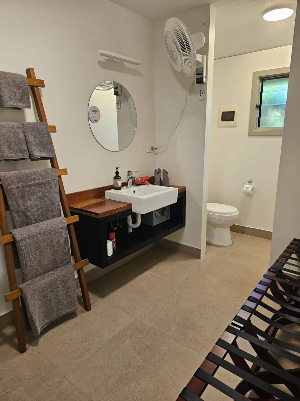 Triple Room | Bathroom | Towels, soap, shampoo, toilet paper
