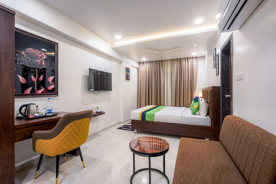 Standard Room | In-room safe, desk, soundproofing, iron/ironing board
