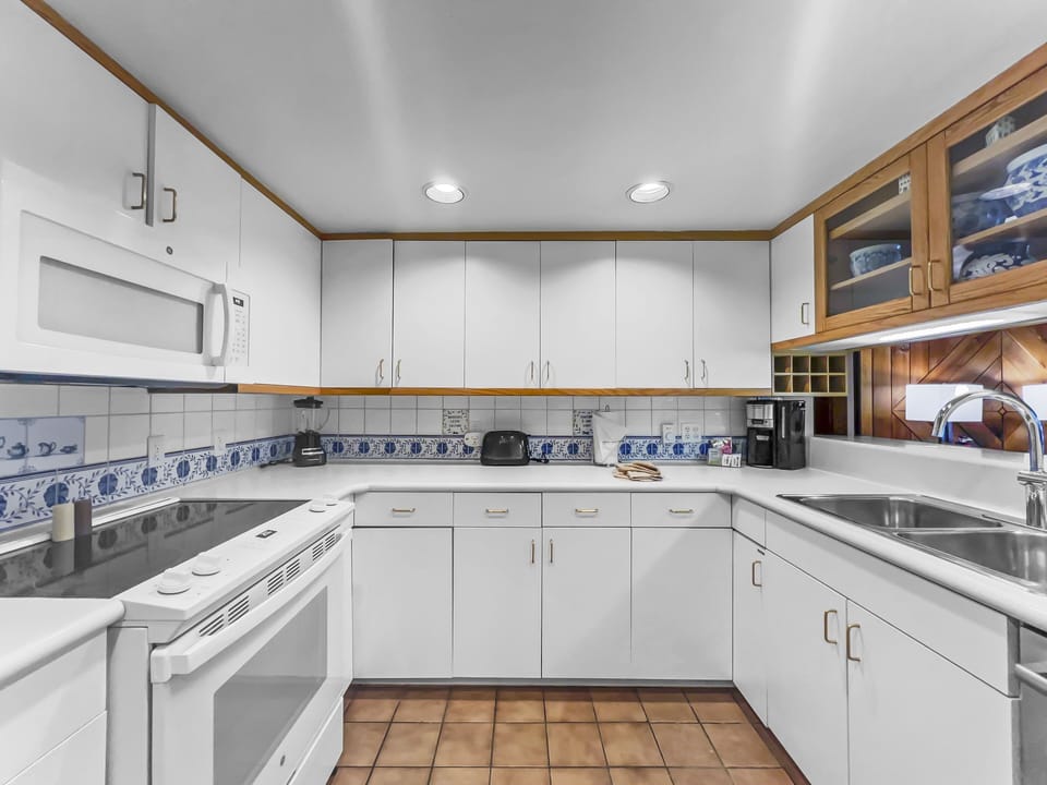 Condo, 5 Bedrooms | Private kitchen | Fridge, oven, coffee/tea maker, toaster