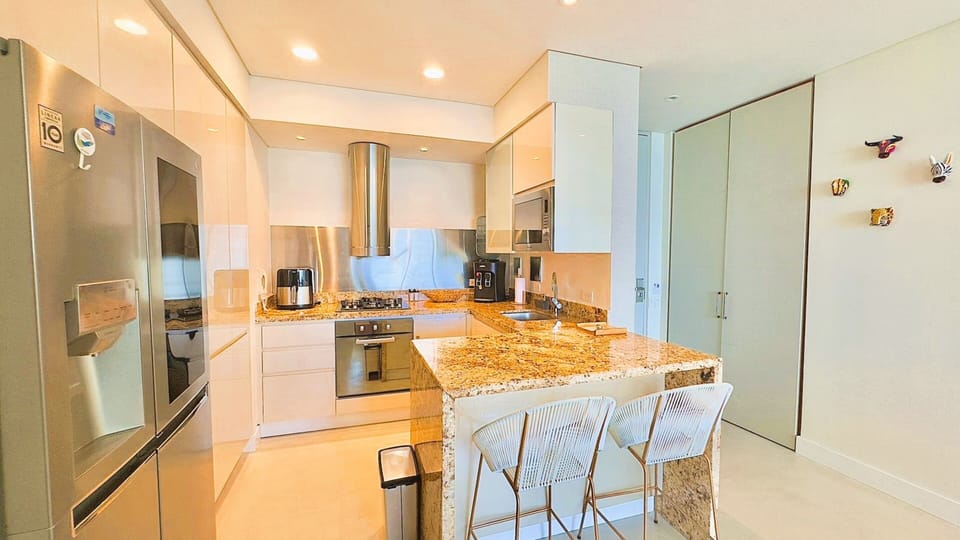 Premium Apartment | Bathroom | Rainfall showerhead, towels