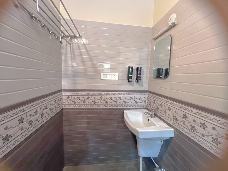 Deluxe Room | Bathroom | Free toiletries