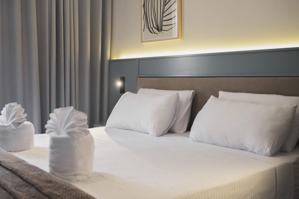 Deluxe Double or Twin Room, 1 Bedroom, Balcony | Egyptian cotton sheets, premium bedding, Tempur-Pedic beds, minibar