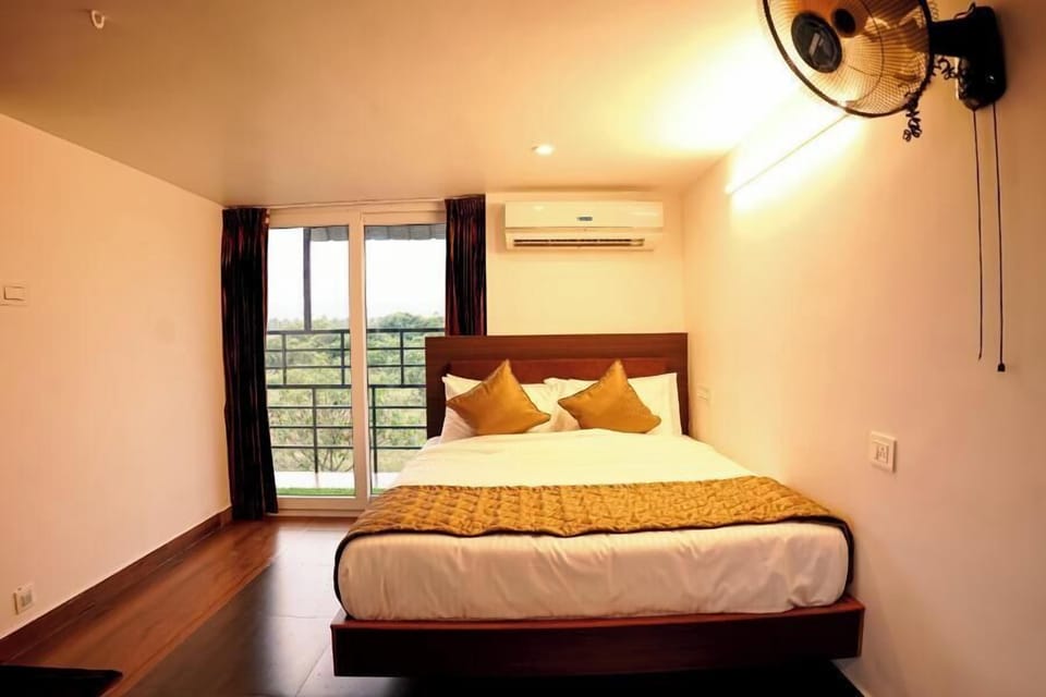 Studio | Egyptian cotton sheets, premium bedding, desk, soundproofing