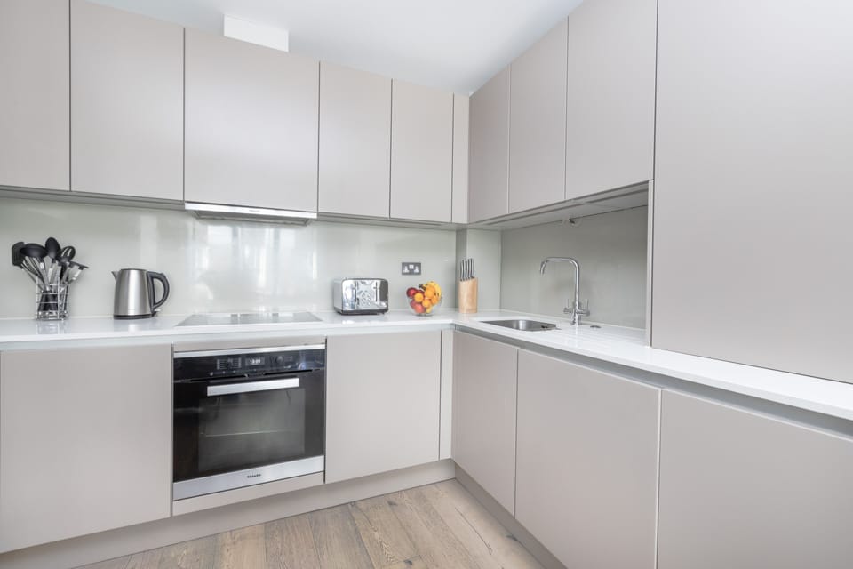 City Apartment | Private kitchen | Full-size fridge, microwave, oven, stovetop