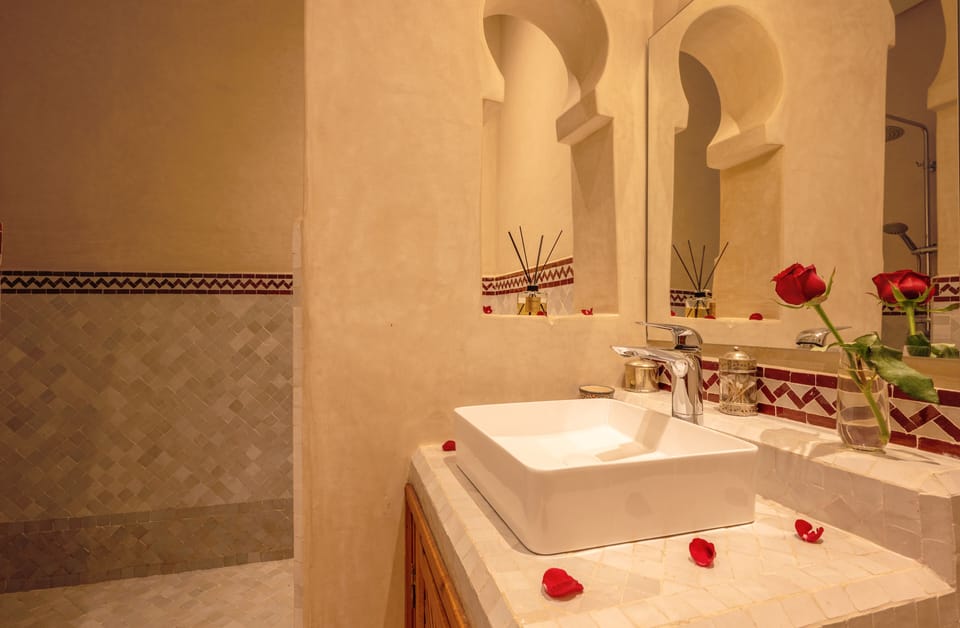 Deluxe Double Room | Bathroom | Shower, rainfall showerhead, hair dryer, towels