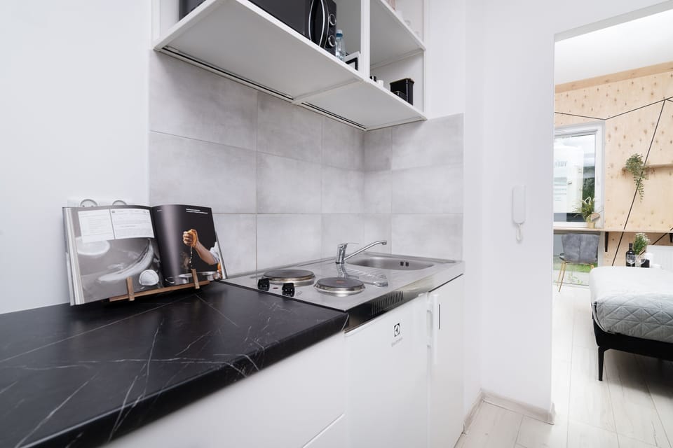 Design Apartment | Private kitchen | Mini-fridge, microwave, stovetop, cookware/dishes/utensils