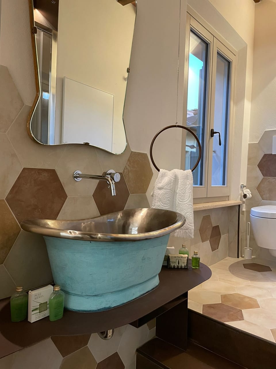 Camera Iole al secondo piano senza ascensore | Bathroom | Shower, free toiletries, bidet, towels