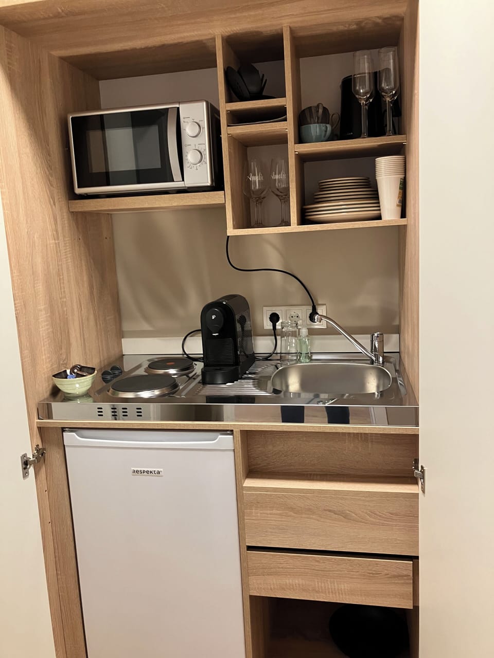 Mini-fridge, espresso maker, coffee/tea maker, electric kettle