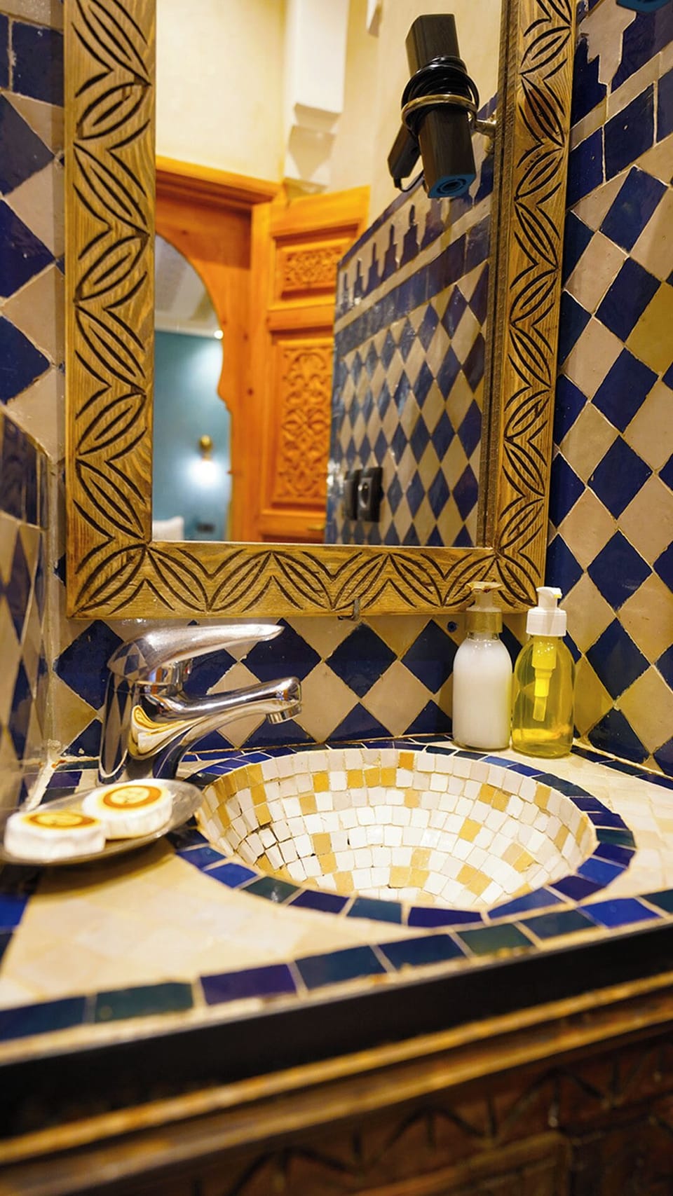 Deluxe Double Room | Bathroom | Free toiletries, hair dryer, bathrobes, slippers