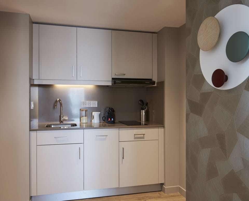 Full-size fridge, microwave, oven, stovetop