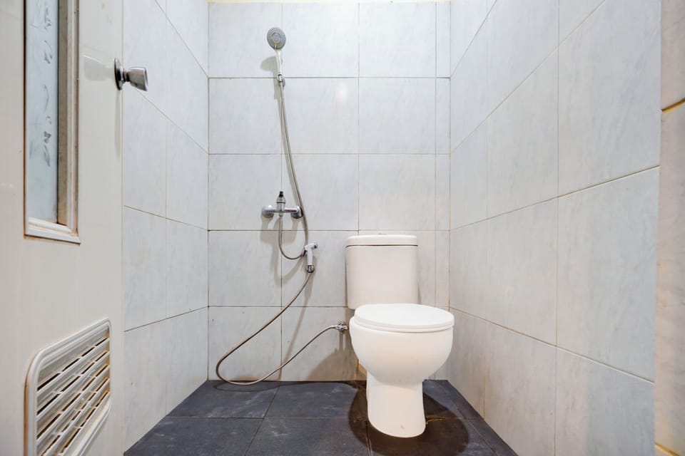 Basic Double Room | Bathroom | Shower, towels