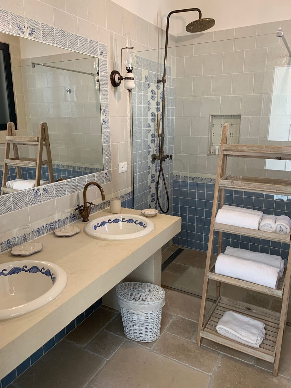 Deluxe Room | Bathroom | Shower, rainfall showerhead, hair dryer, bathrobes