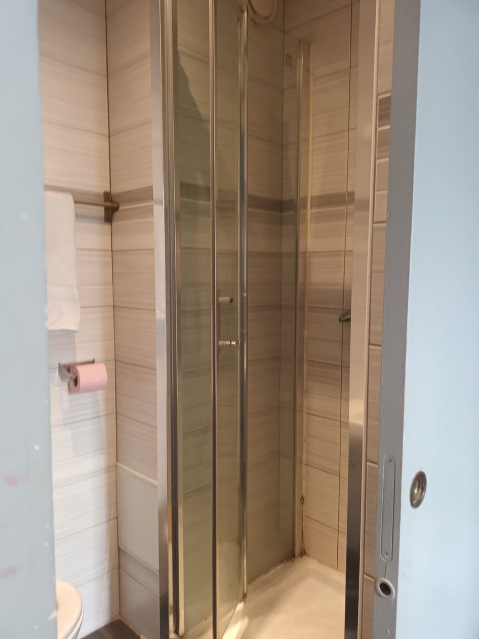 Basic Single Room, 1 Double Bed | Bathroom | Shower, hydromassage showerhead, slippers