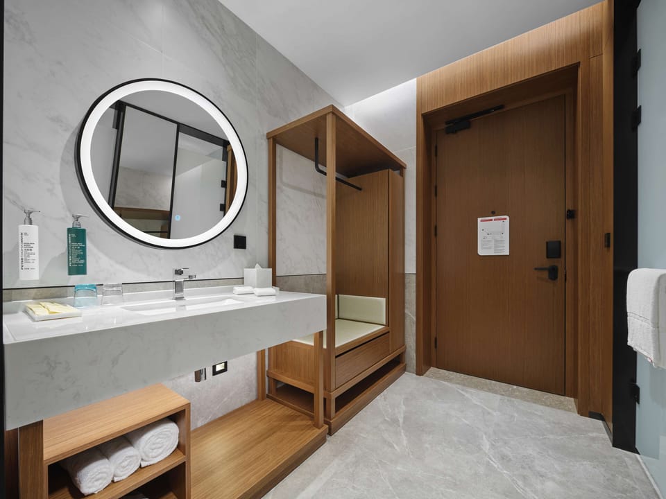 Room, 1 King Bed | Bathroom | Free toiletries, hair dryer, towels