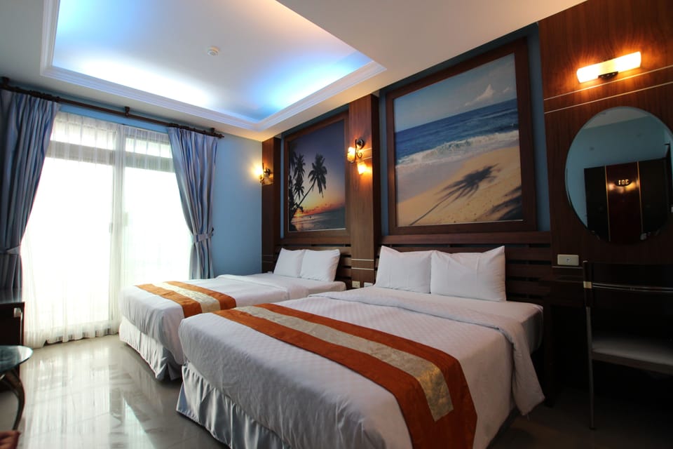 Quadruple Room | Desk, soundproofing, rollaway beds, free WiFi