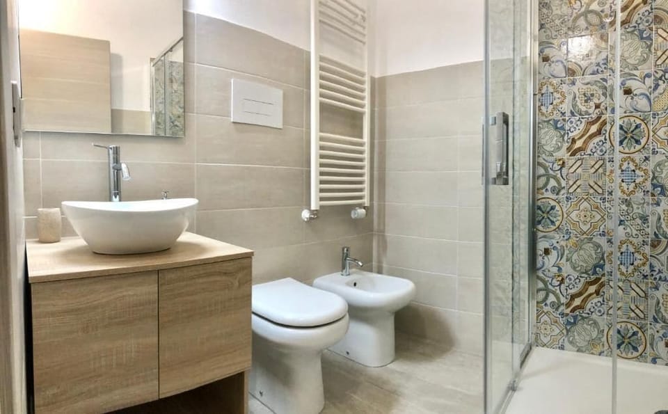 Room | Bathroom | Shower, free toiletries, hair dryer, towels