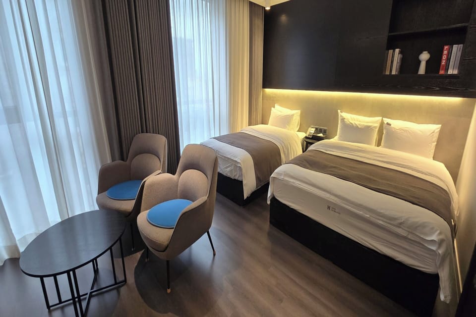 Suite | Desk, free WiFi, bed sheets