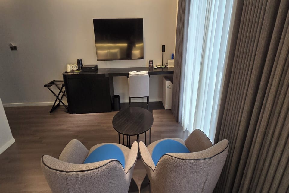 Suite | Desk, free WiFi, bed sheets