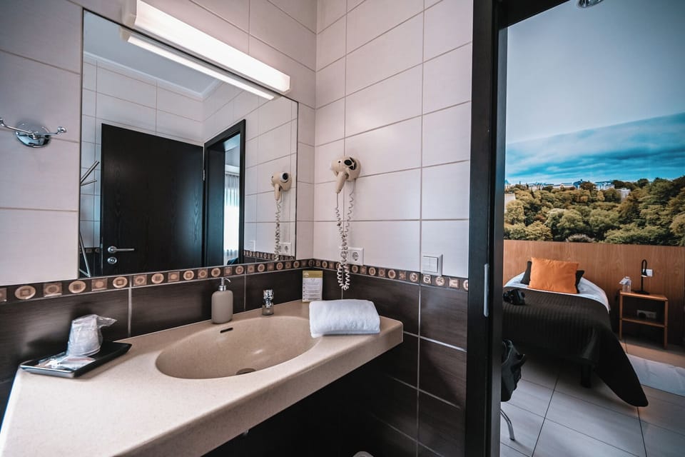 Chambre Double Twin | Bathroom | Free toiletries, hair dryer, slippers, towels