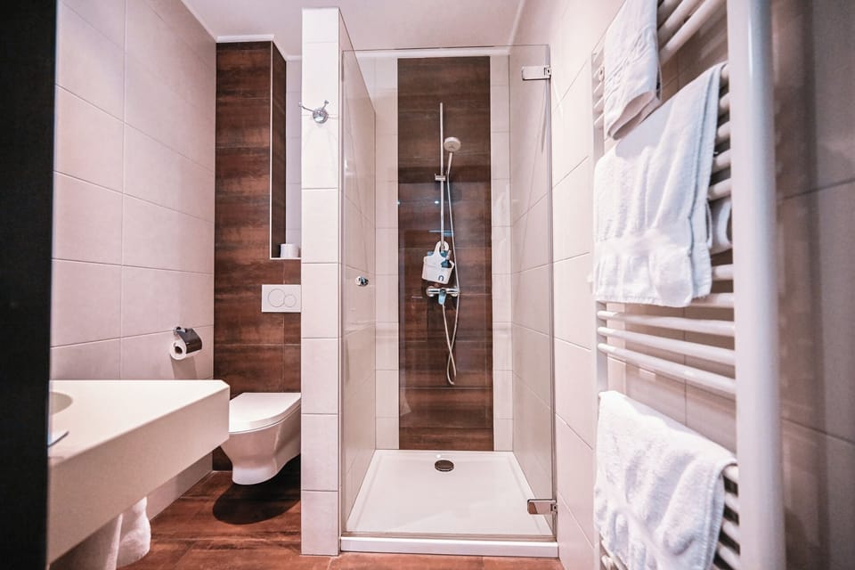Chambre Double Queen | Bathroom | Free toiletries, hair dryer, slippers, towels