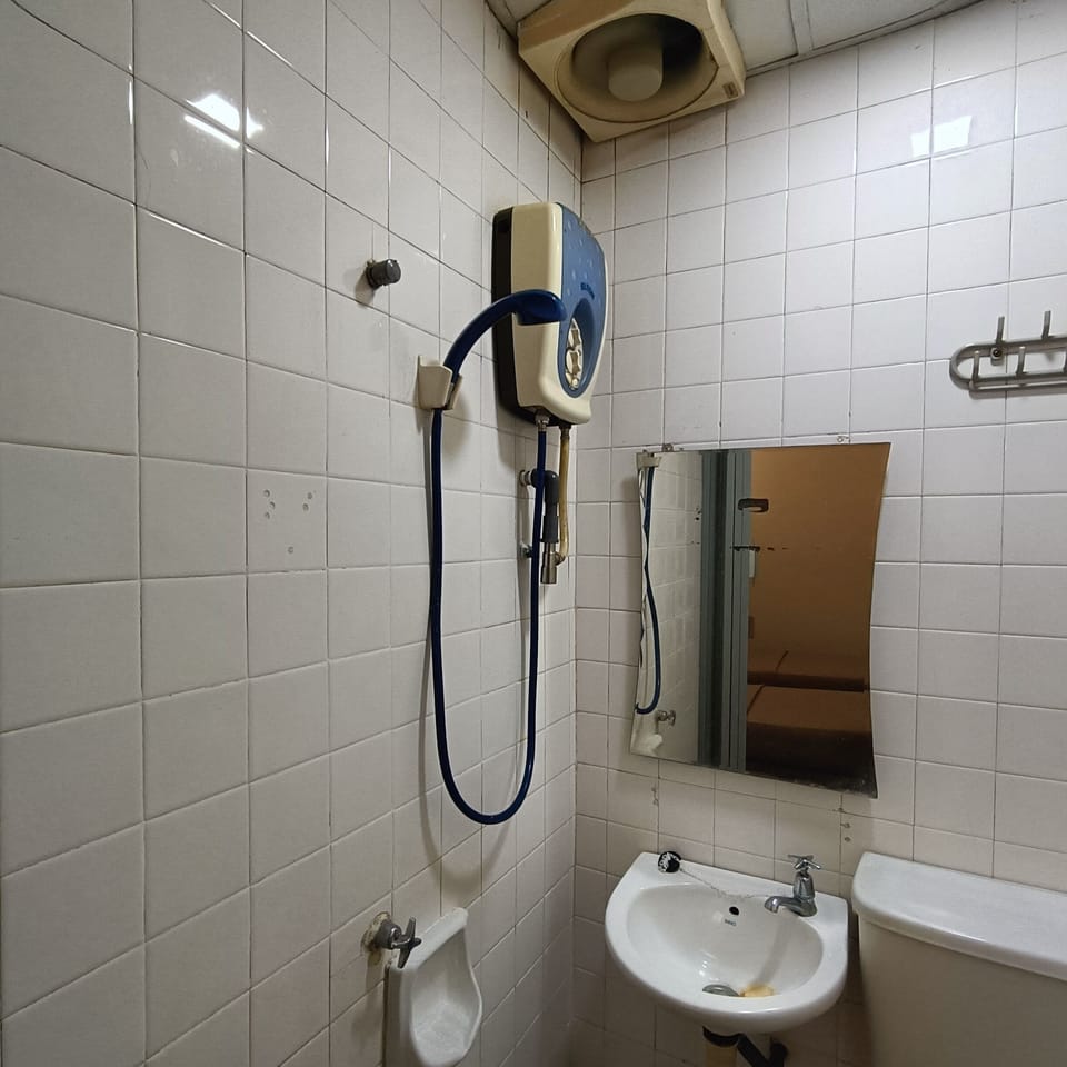 Shower, bidet, towels, shampoo