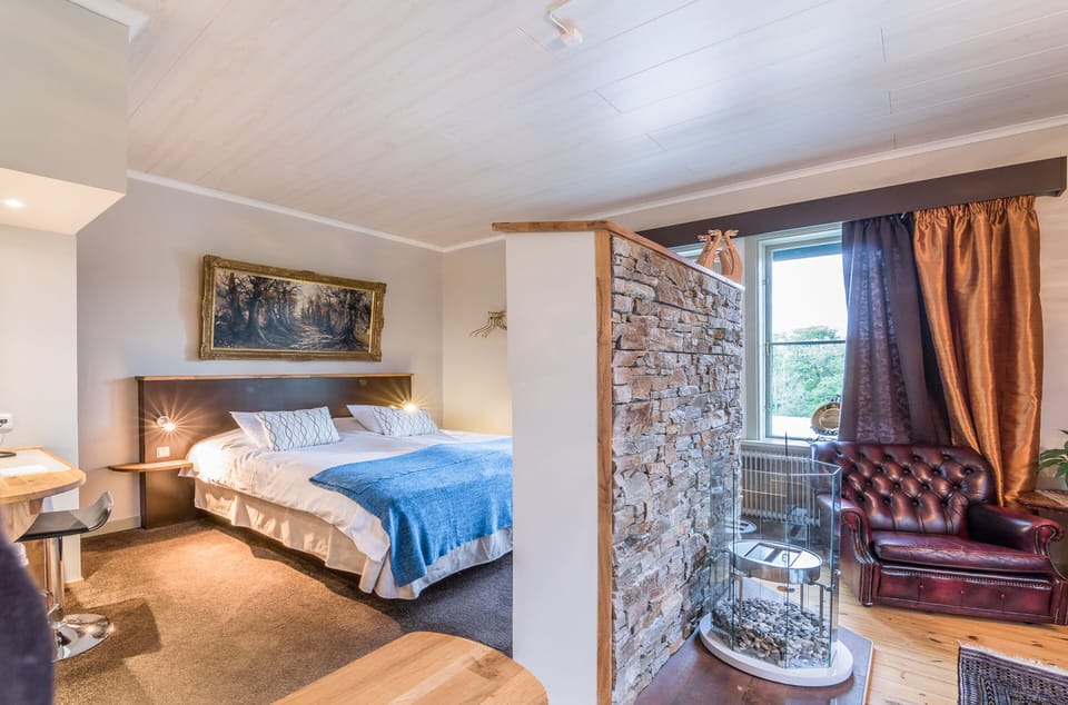 Deluxe Studio Suite, Park View, Corner | Desk, blackout drapes, iron/ironing board, cribs (surcharge)