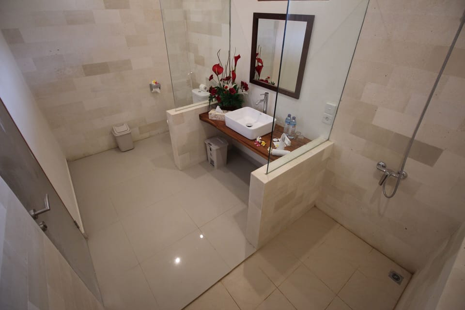 Deluxe Twin Room | Bathroom amenities | Shower, free toiletries, hair dryer (on request), slippers