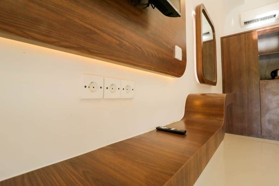 Deluxe Room, Garden View | In-room safe, desk, WiFi (free), bed sheets