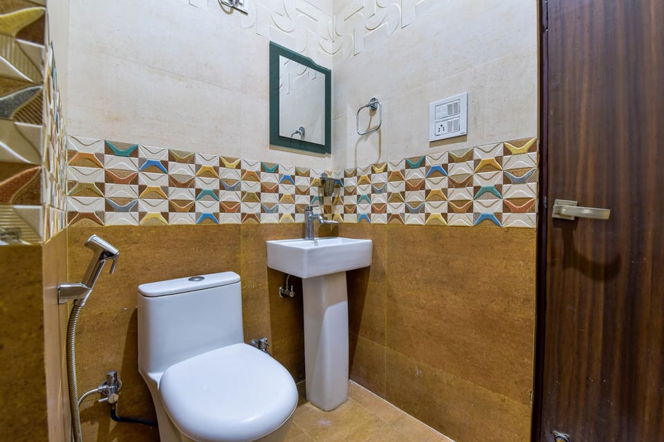 Deluxe Room | Bathroom | Shower, rainfall showerhead, free toiletries, towels