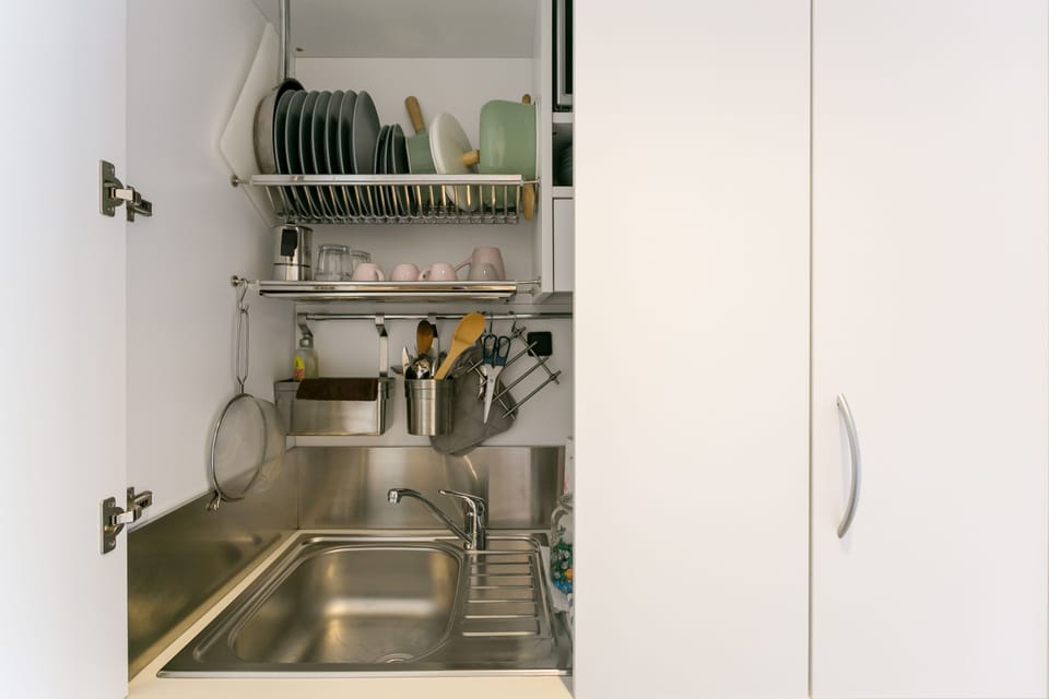 Club Apartment | Private kitchen | Full-size fridge, microwave, oven, stovetop