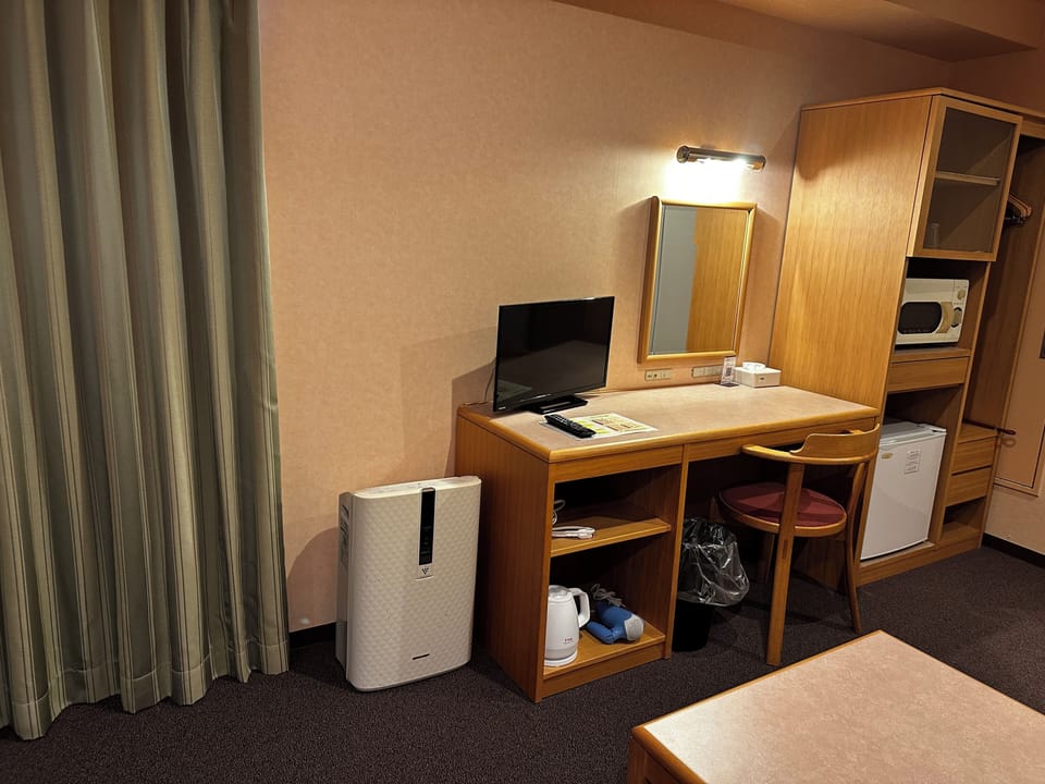 Twin Room, Non Smoking (Hollywood) | Desk, free WiFi, bed sheets
