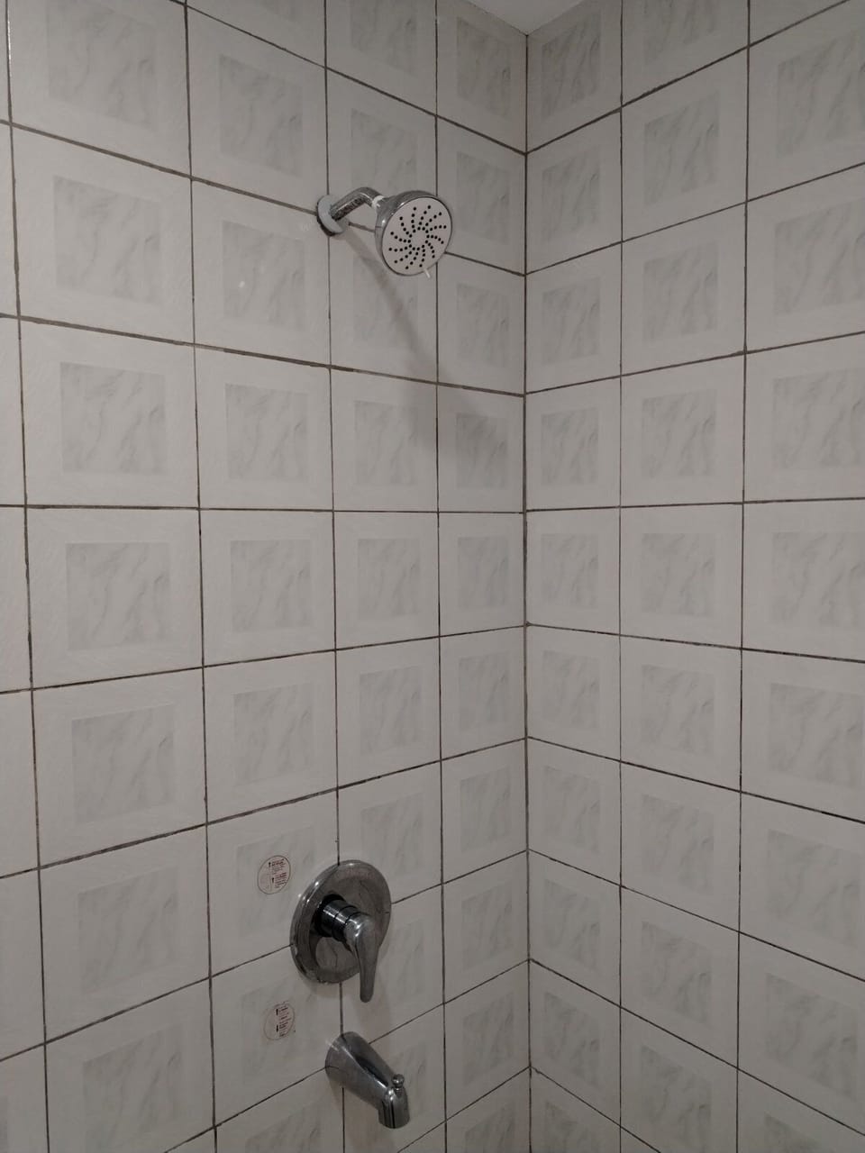 Deluxe Room, 1 Queen Bed | Bathroom | Shower, hair dryer (on request), bidet, towels