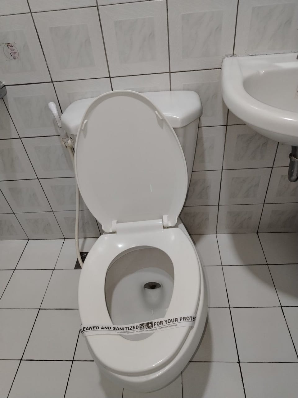 Deluxe Room, 1 Queen Bed | Bathroom | Shower, hair dryer (on request), bidet, towels