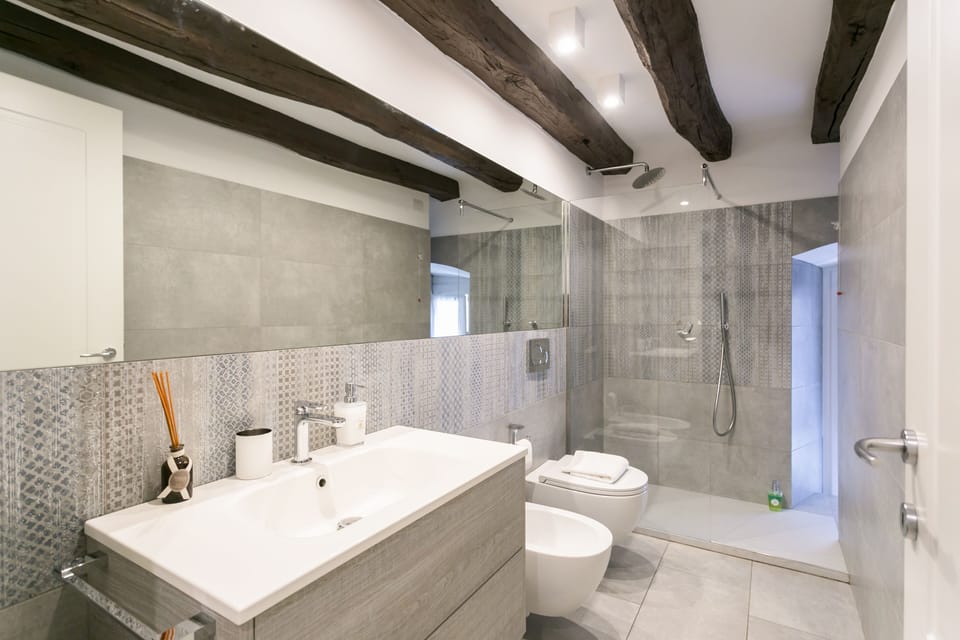 Deluxe Apartment | Bathroom | Shower, hair dryer, bidet, towels