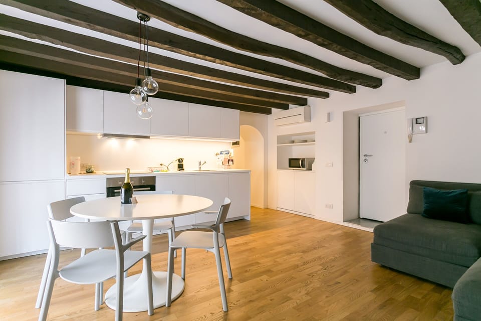 Deluxe Apartment | Living area | 50-inch flat-screen TV with satellite channels, Netflix