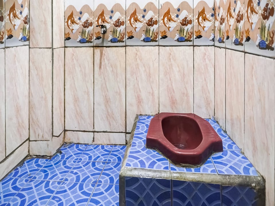 Economy Double Room | Bathroom | Shower, towels