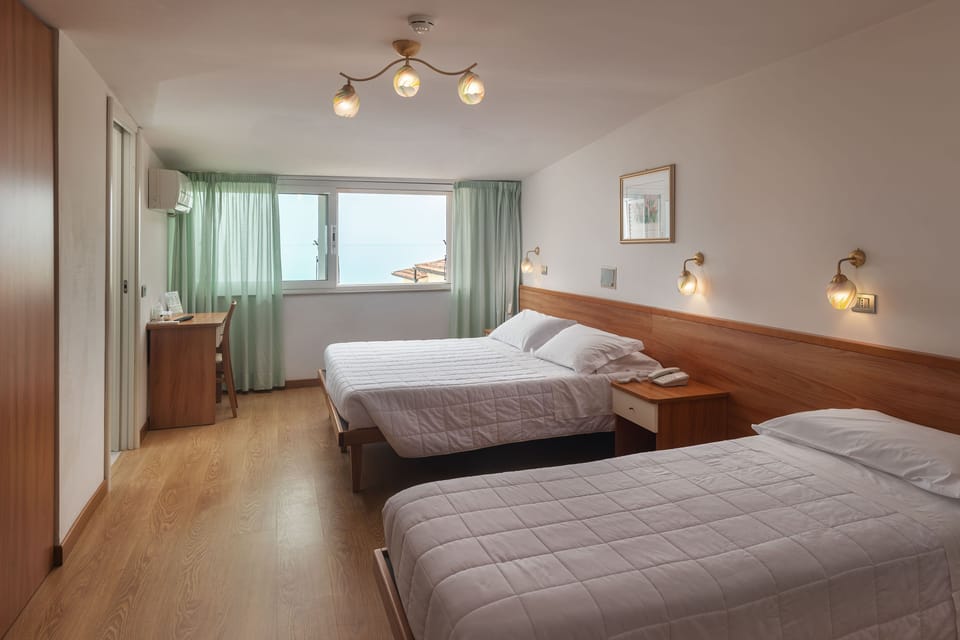 In-room safe, desk, WiFi (free), bed sheets